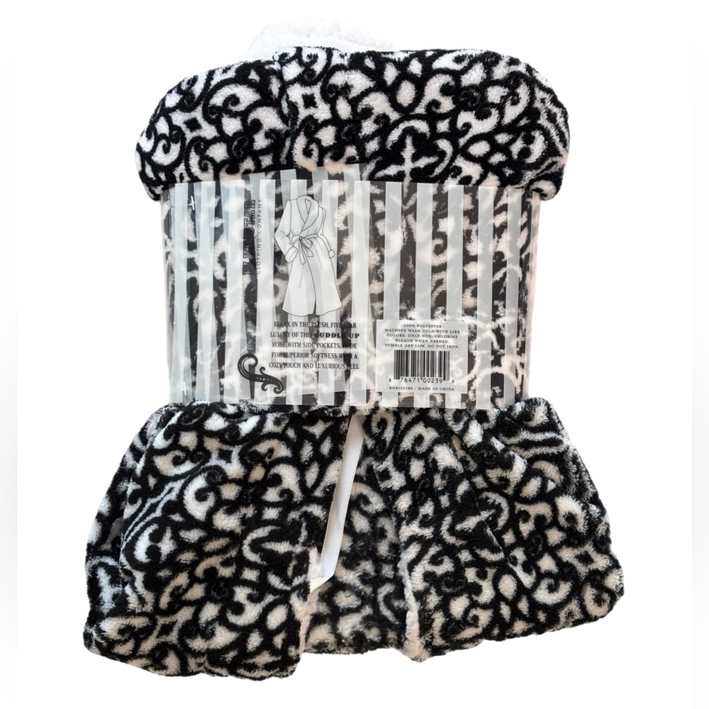 Deluxe Plush Black and White Sherpa Robe - Picture 3 of 4